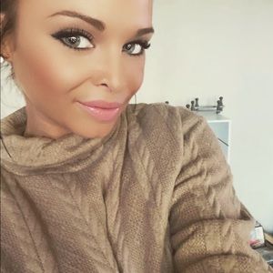 Meet your Posher, Rena